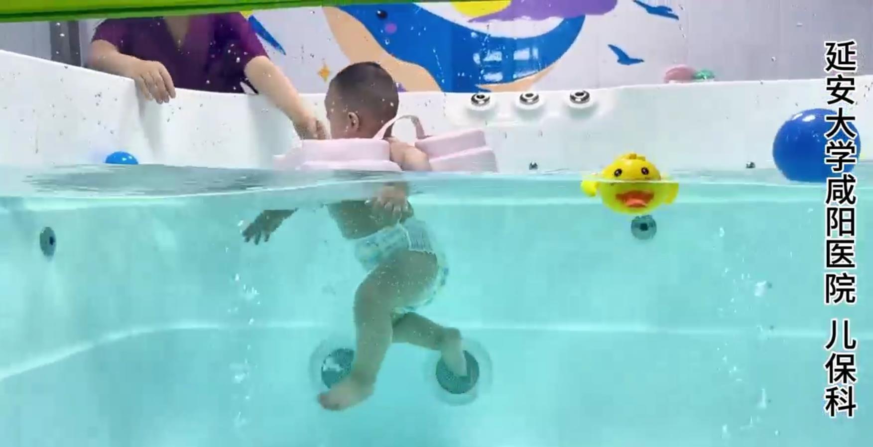 【视频】婴幼儿游泳好处多！宝爸、宝妈看这里→