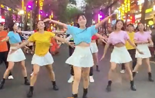 【视频】来咸阳老街 知市井繁华|《乐不思“暑”》专场演出在北平街精彩上演