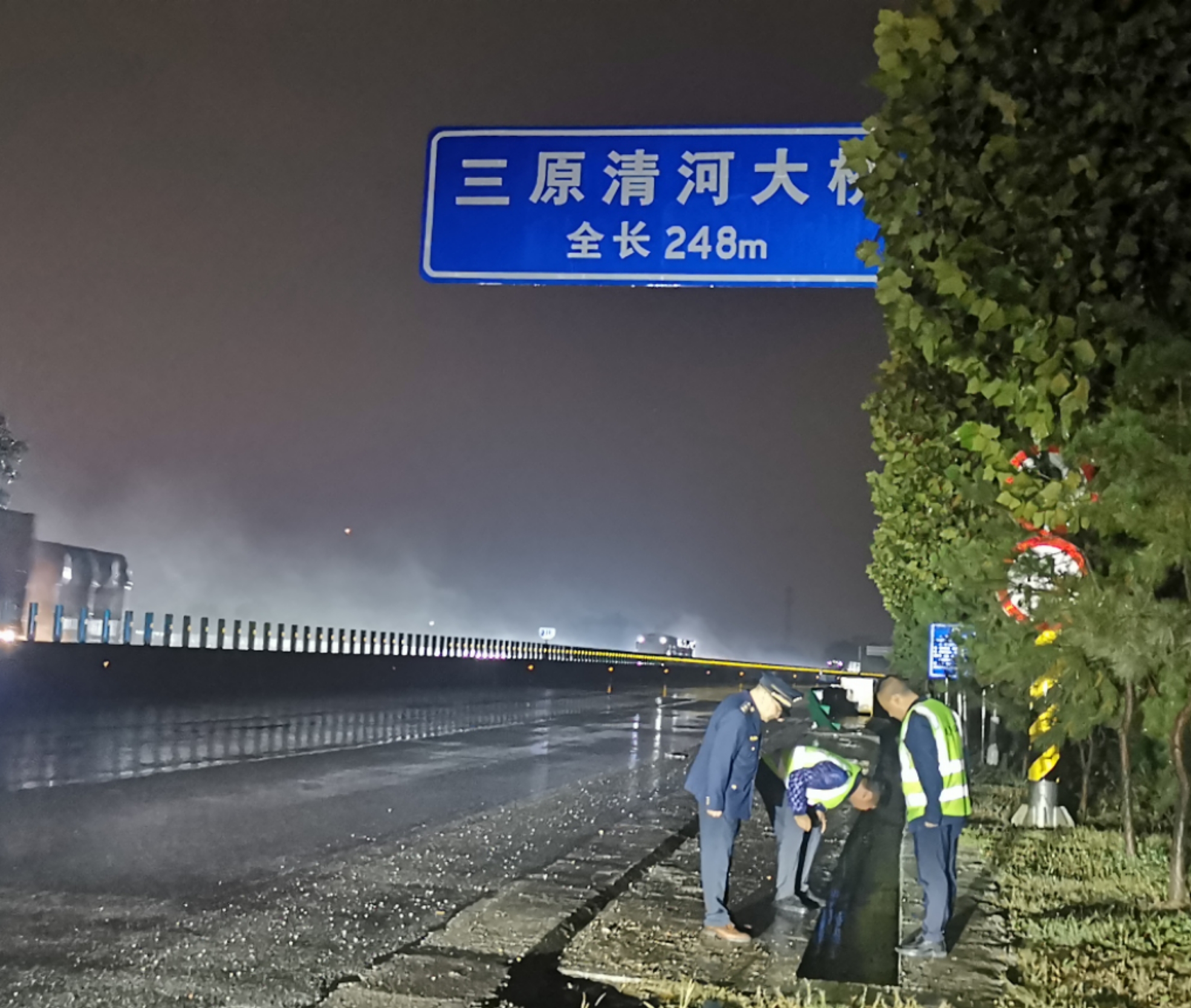 【視頻】咸陽(yáng)市公路局：當(dāng)好“守夜人” 守好群眾夜間出行安全