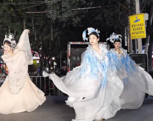 【視頻】《絲路唐韻》專場演出在渭城區咸陽老街精彩上演