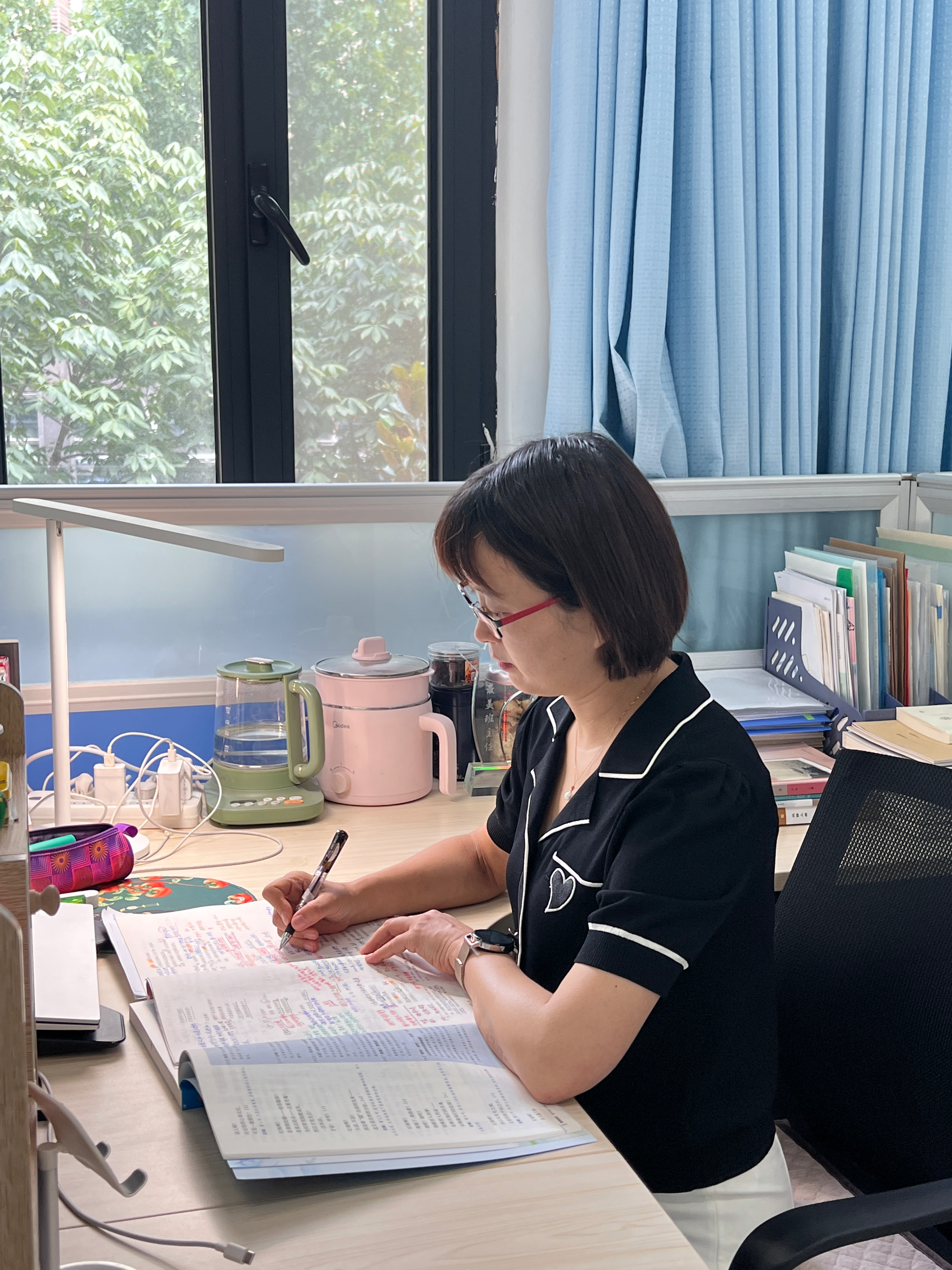 【视频】三尺讲台度春秋，一枝粉笔染芳华