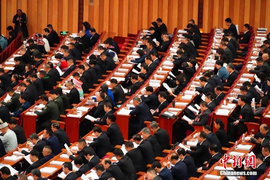 婚假产假、托育服务……地方两会热议婚育支持举措