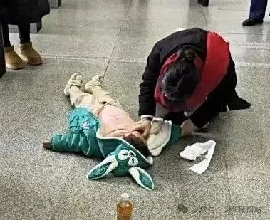 “點(diǎn)穴”施救驚厥女童的女醫(yī)生 原是咱陜中醫(yī)畢業(yè)生