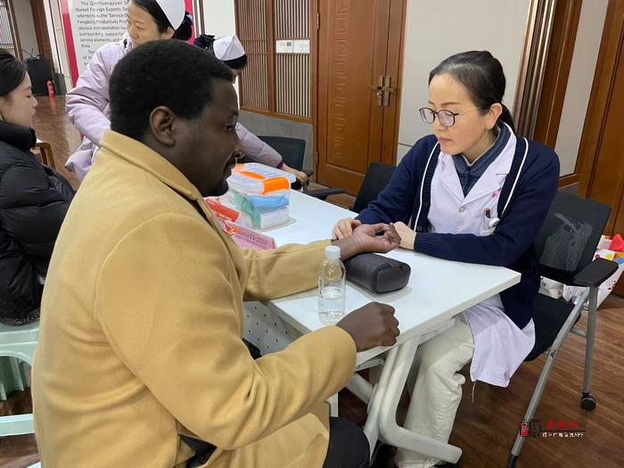 陜中二附院外國專家服務站舉行迎新春中醫(yī)藥文化體驗活動
