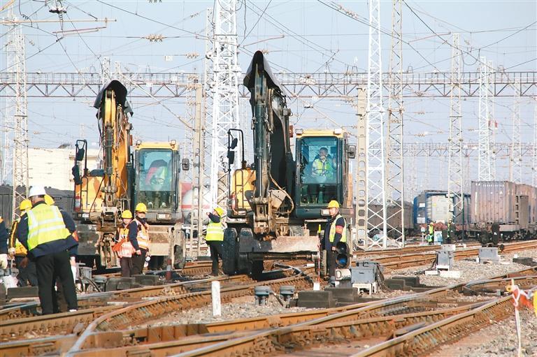 春運(yùn)即將開啟 全國(guó)鐵路編組列車量最大車站進(jìn)行設(shè)備集中整修