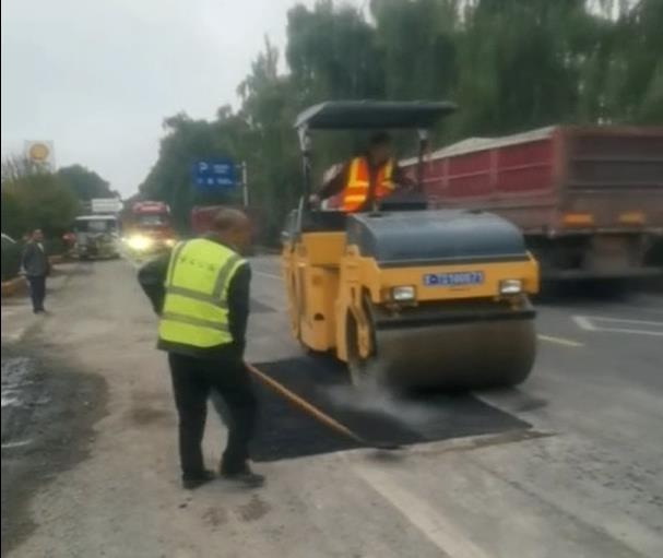 【视频】雨歇即行动！咸阳市公路局抢抓时机集中处治国道 312 线长武段路面病害