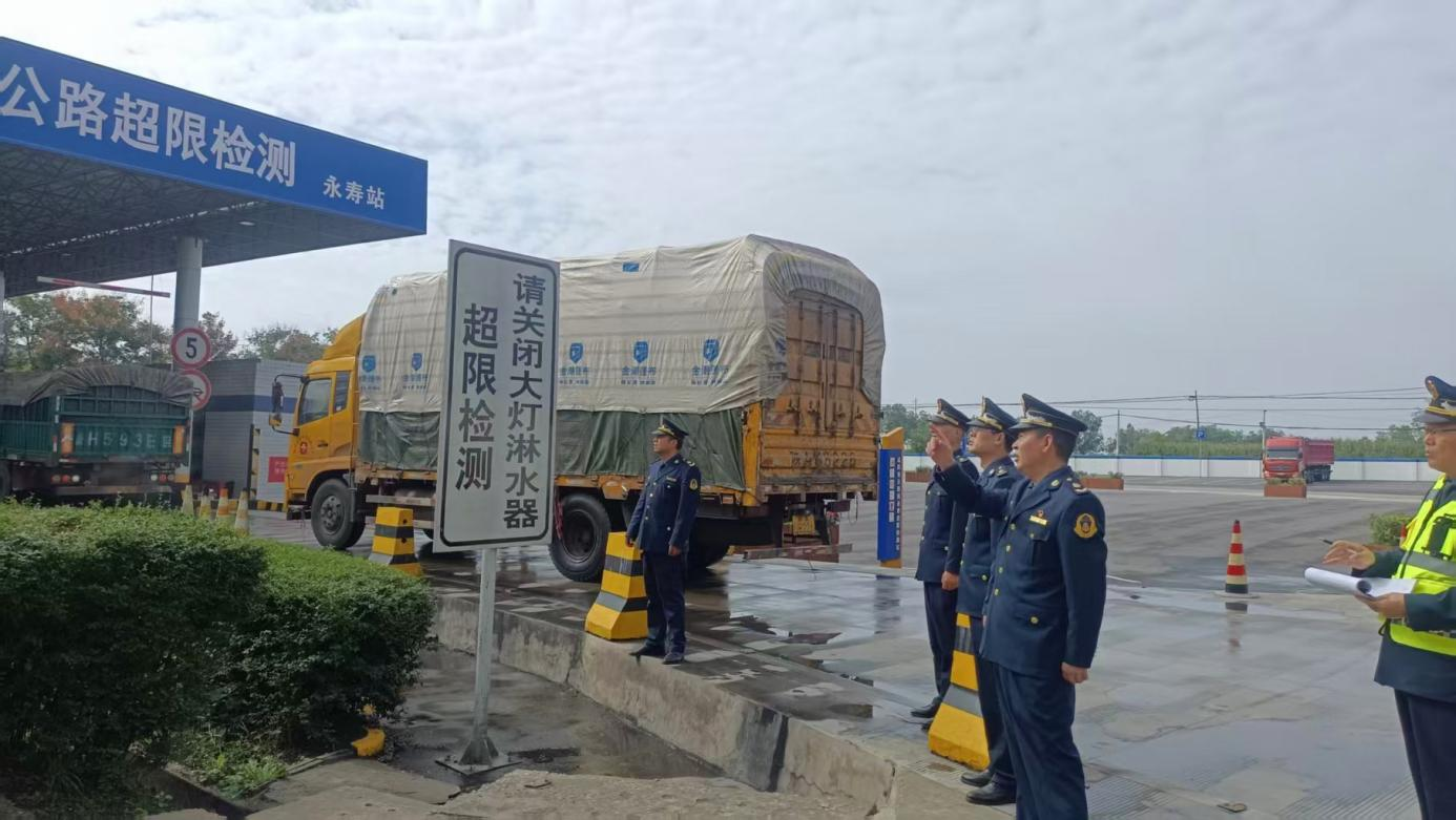 永寿超限检测站多举并行护航“双节”道路安全