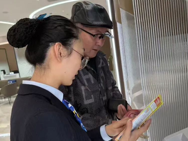 【金融界】建行咸阳分行泾河新城支行：“金融春风”暖重阳，护航幸福“银龄”生活