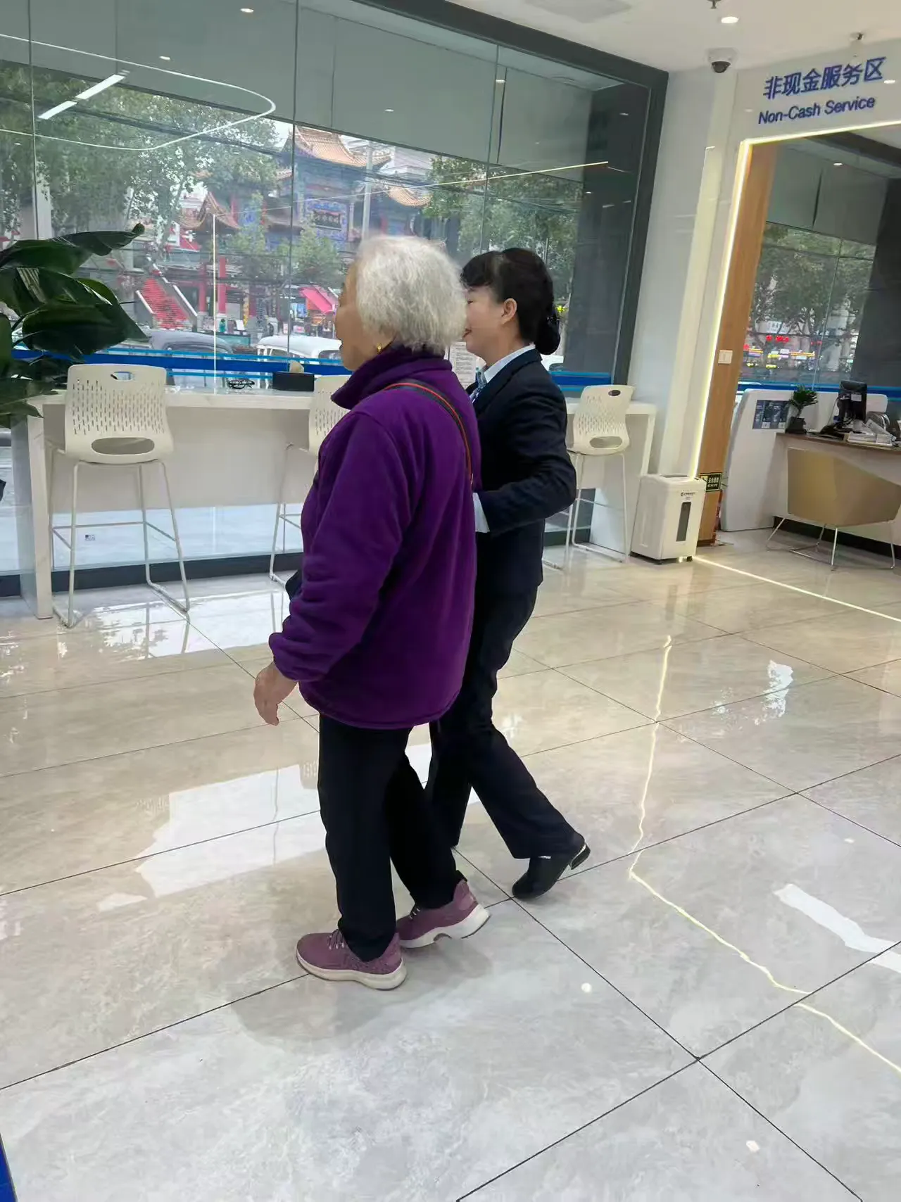 简篇-建行渭阳路支行开展敬老金融服务活动