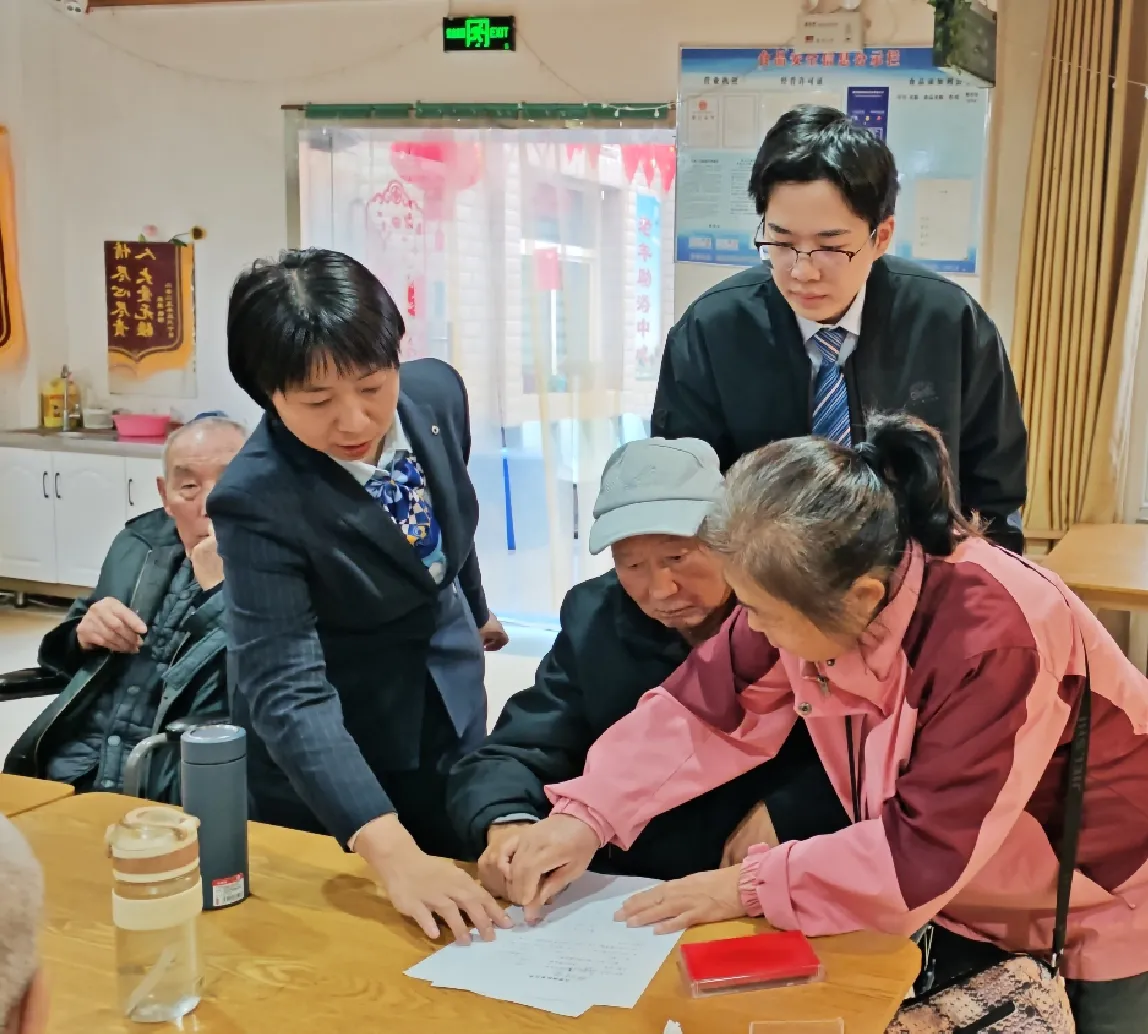 简篇-建行渭阳路支行开展敬老金融服务活动