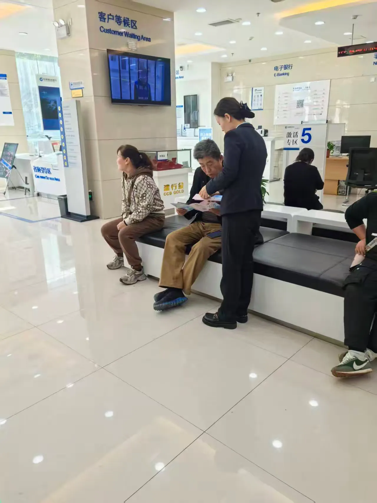 简篇-建行泾阳县中心街支行——情暖桑榆,让金融服务更有温度