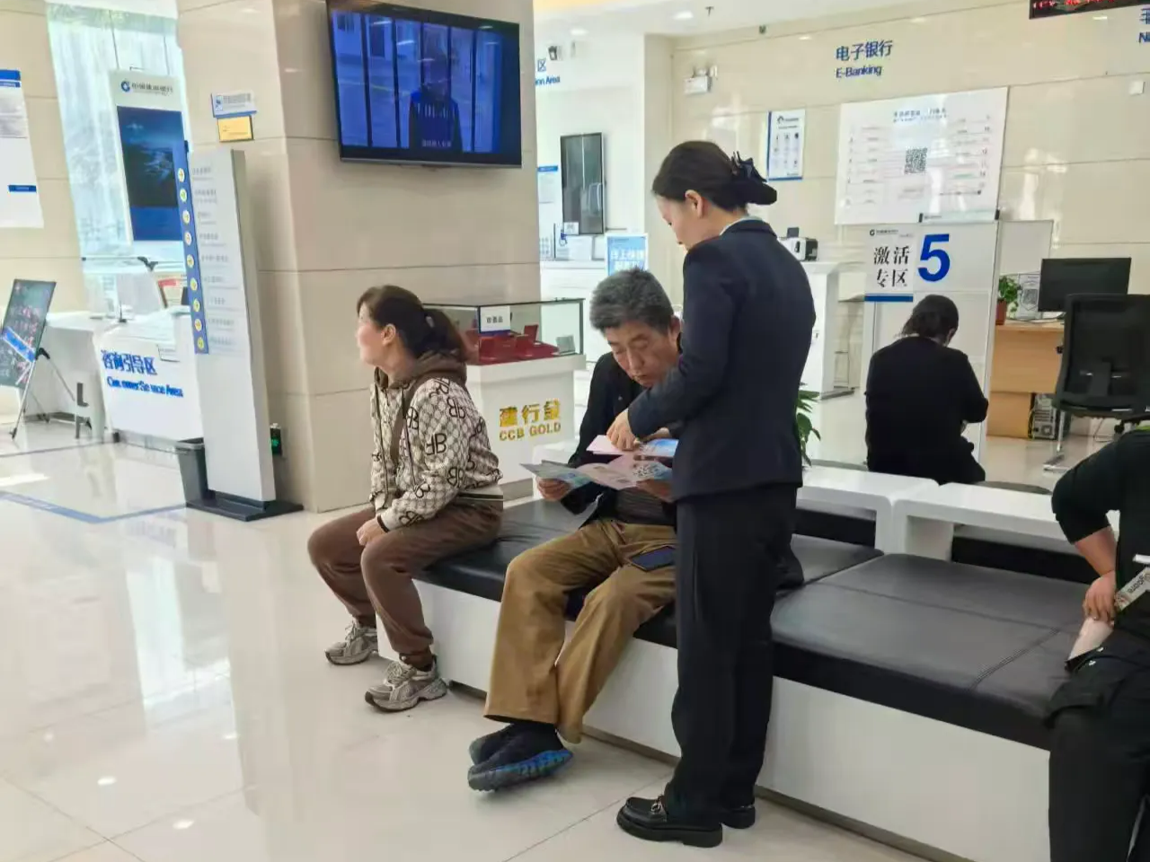 【金融界】建行泾阳县中心街支行——情暖桑榆，让金融服务更有温度