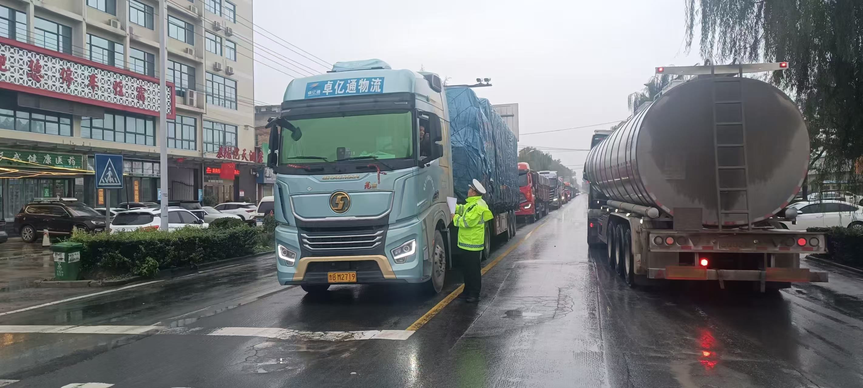 咸阳市公路局紧急部署312国道长武段水毁抢修工作 