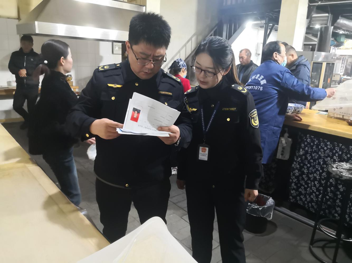 聚焦“网红餐厅”  咸阳市市场监管局开展“食品安全 你我同查”活动