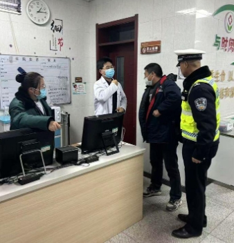 男子突發(fā)疾病 咸陽高速交警緊急送醫(yī)救治
