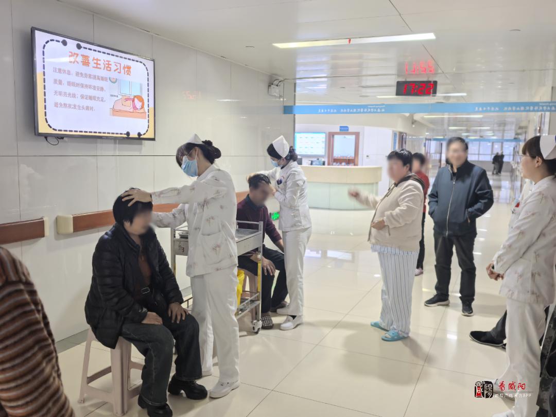 延安大學(xué)咸陽(yáng)醫(yī)院每周開展頭部刮痧體驗(yàn)活動(dòng)