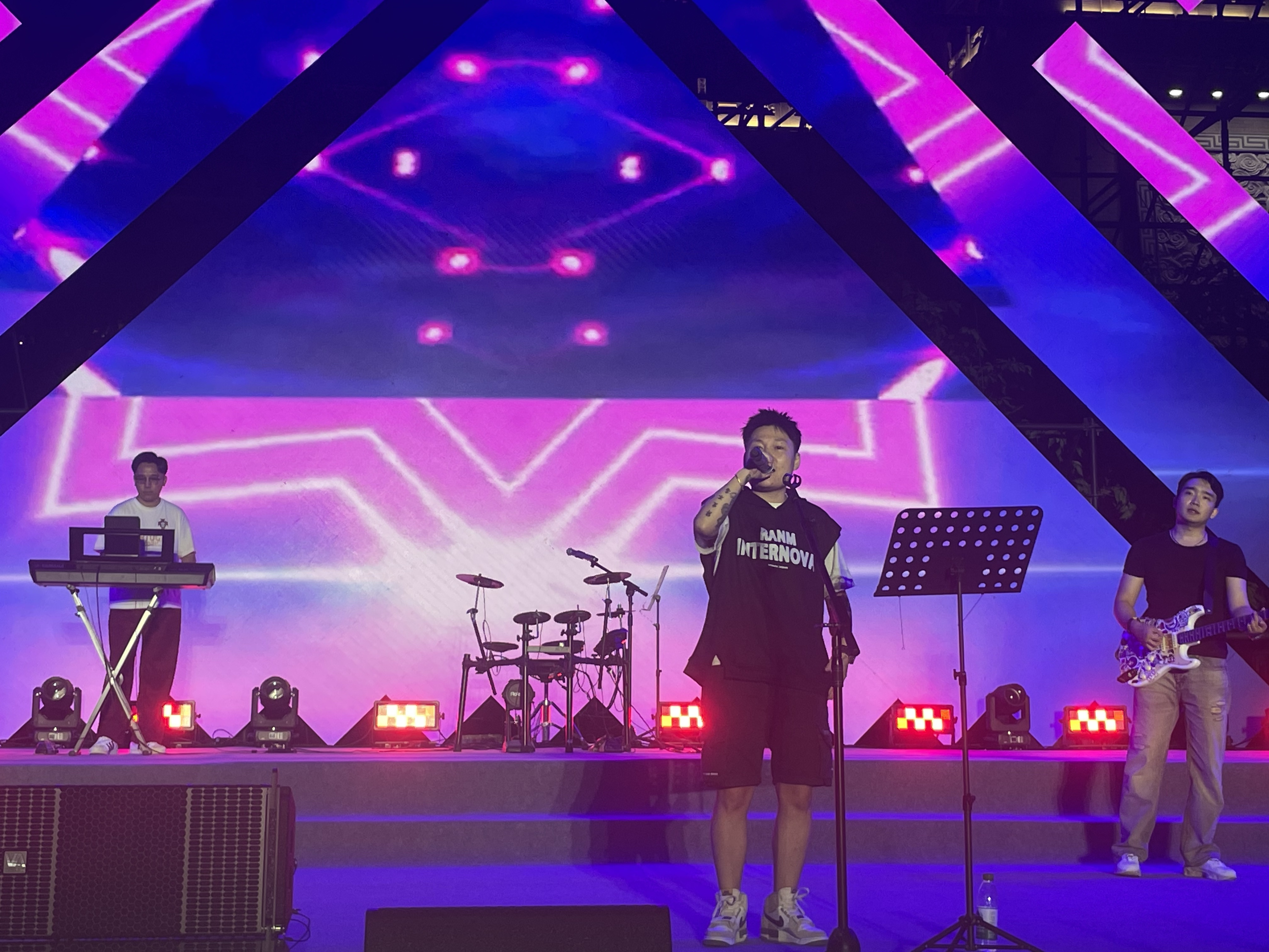 【视频】山南水北 咸阳很美 |五一狂欢！清渭楼广场国潮电音盛宴...