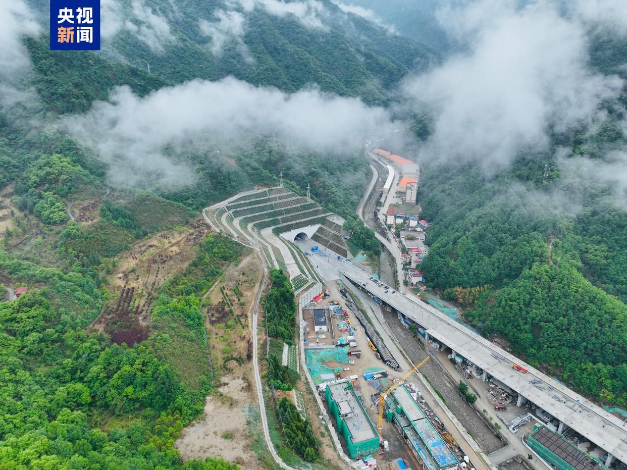 西康高铁全线隧道顺利贯通 预计2026年建成通车