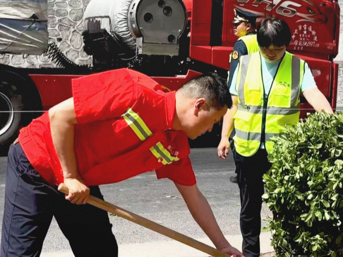 【海报】咸阳因你而美 | 公路养护人：平凡中的伟大