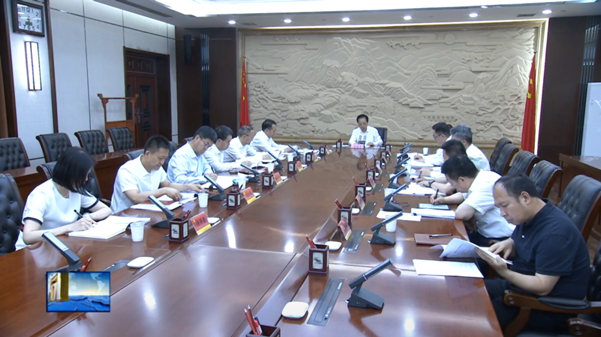 【视频新闻】市委理论学习中心组学习会议强调：锲而不舍落实中央...