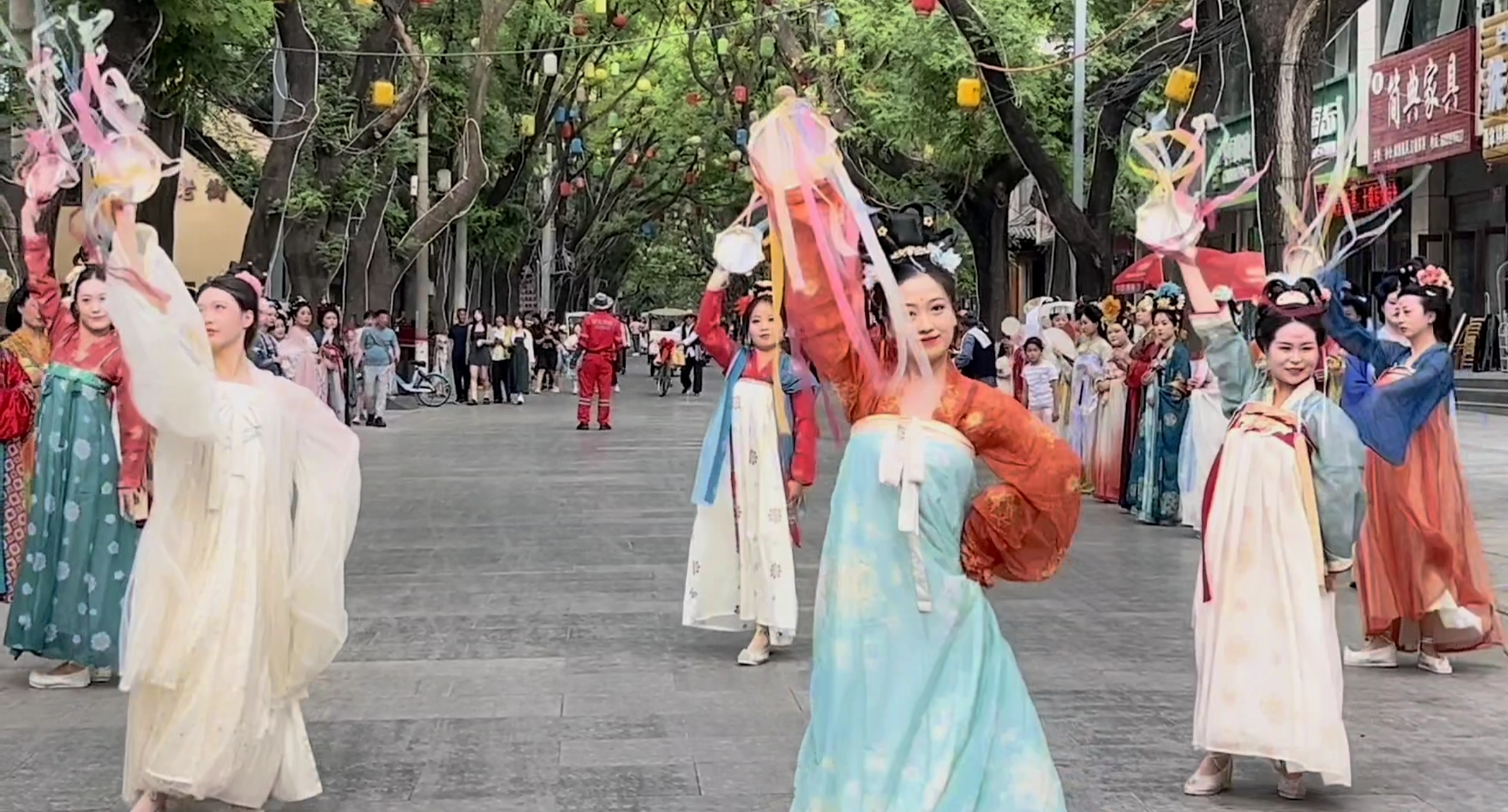 【视频】山南水北 咸阳很美｜华服朝代秀（唐）在咸阳老街精彩上...