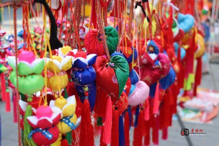 【端午味正浓】旬邑街头香包争艳，传统与潮流的“粽”情邂逅‌