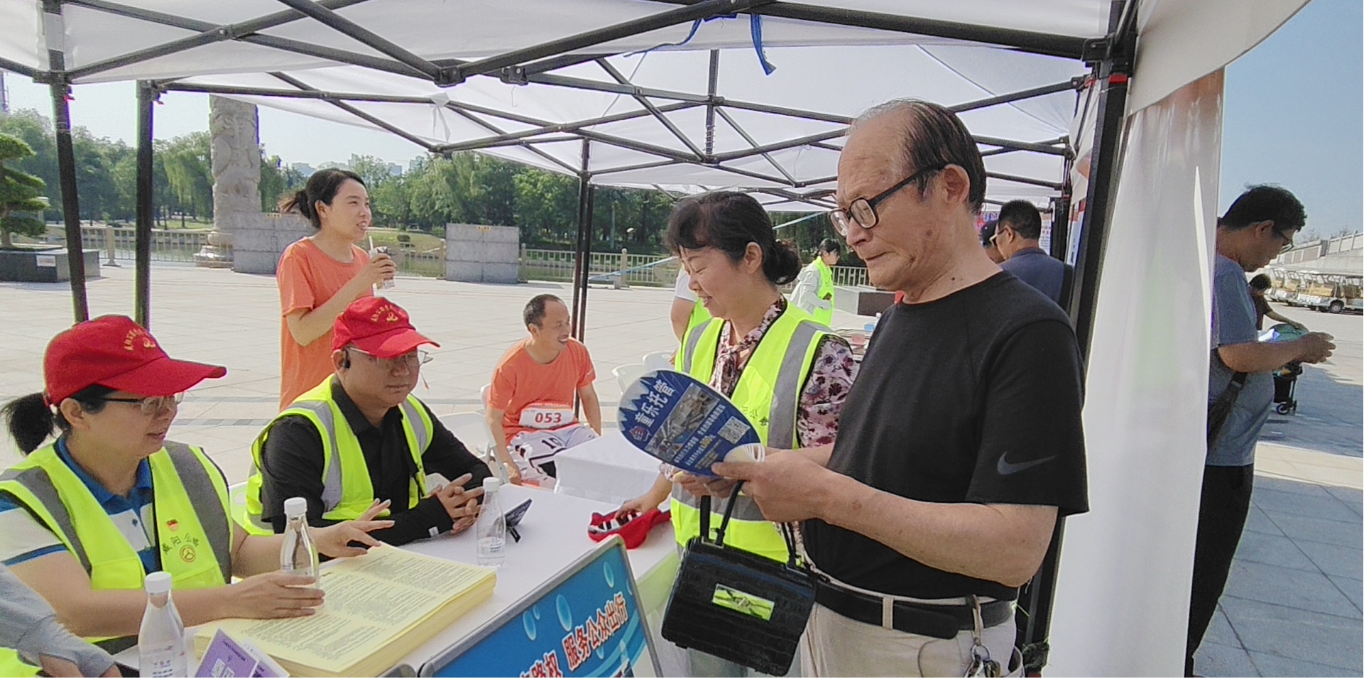 咸阳市公路局开展“爱路护路”公路法规主题宣传活动
