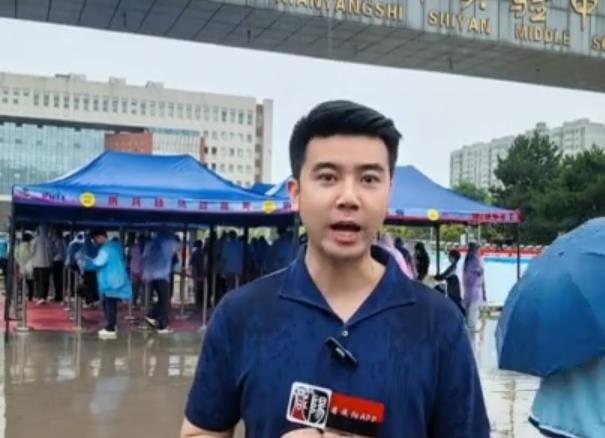 【视频】雨中赴考 青春有序！高考首日学子们从容入场
