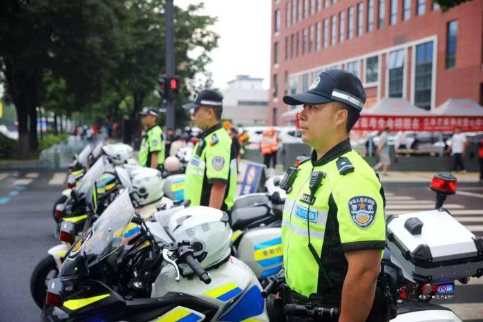秦都交警二中队全力护航高考，为学子梦想“开路”