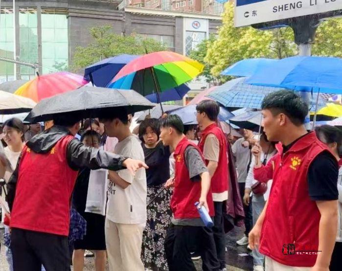 风雨护航高考路 志愿温情暖人心