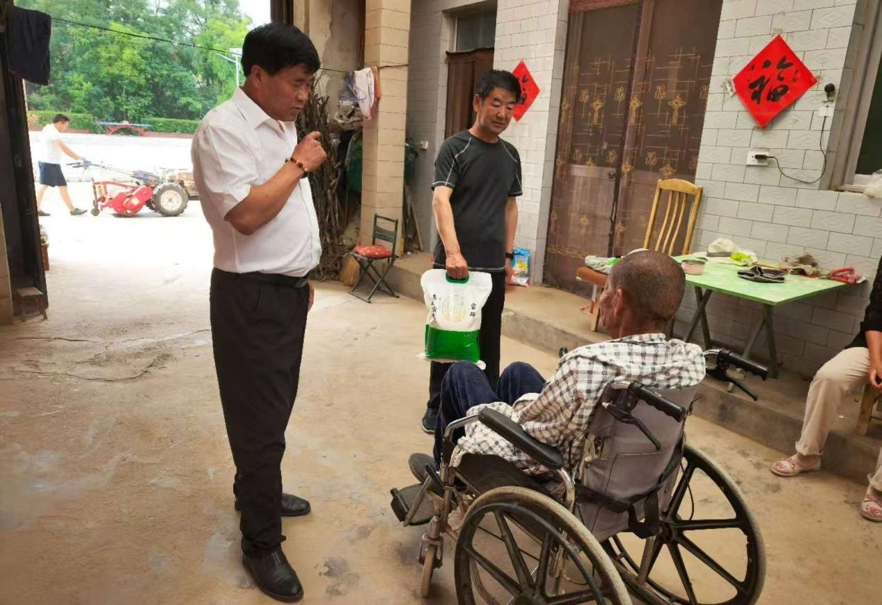 咸阳移动旬邑分公司开展“情系夕阳红”关爱老人慰问活动