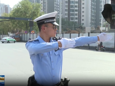 【视频新闻】我市交警交通部门战高温 保障市民平安出行