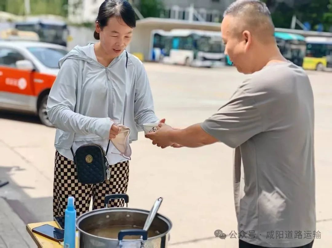 烈日坚守彰担当 清凉护航显温情——市区出租行业“夏日送清凉”...