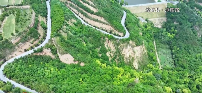 【视频新闻】路在绿中 行在画中