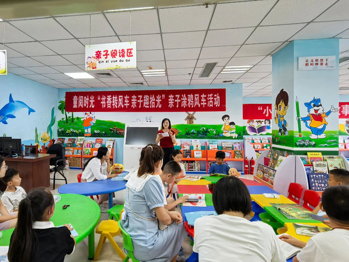 彬州市图书馆开展亲子涂鸦风车活动 书香童趣绘就温馨时光