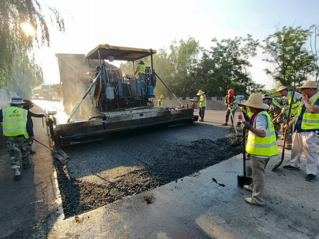 高温鏖战！咸阳市公路局长武管理段决胜路面病害治理