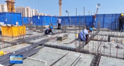 【视频新闻】高温下的建筑工人：头顶烈日  奋战工地抢工期