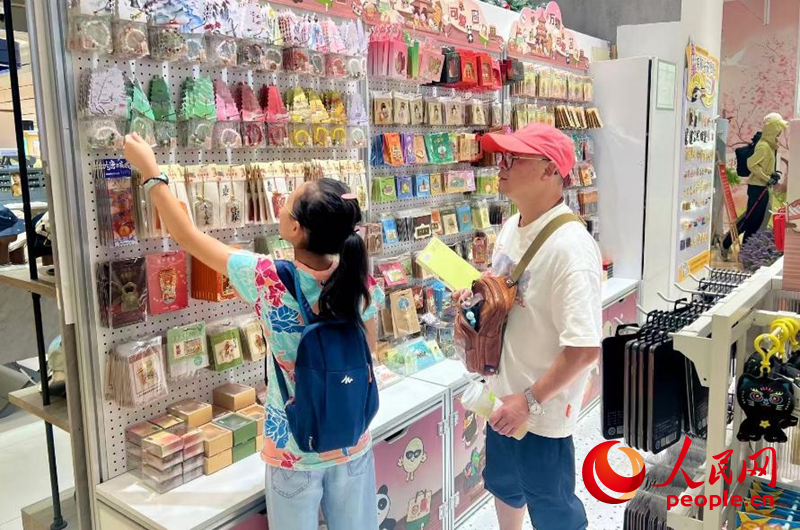 游客在文創(chuàng)店挑選商品。人民網(wǎng)記者 鄒星攝