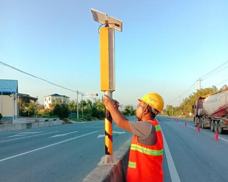 咸阳市公路局礼泉管理段抢修雾灯保障夜间通行安全​