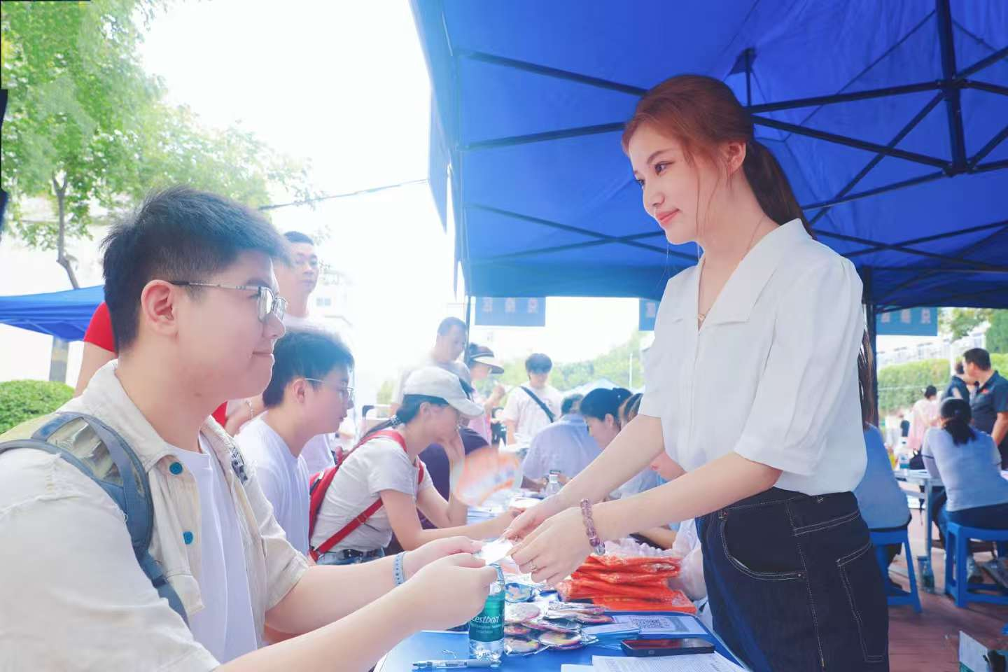 咸阳移动组织志愿者化身“护新使者”，筑牢校园安全网！