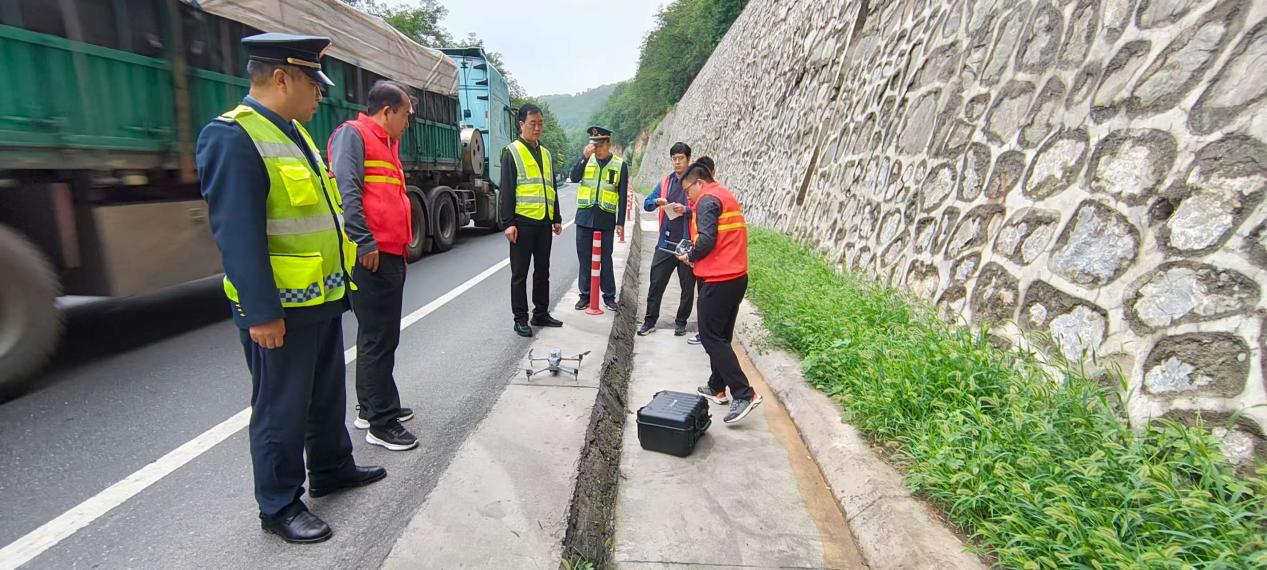咸阳市公路局彬州管理段“人机协同”筑牢雨后公路安全防线