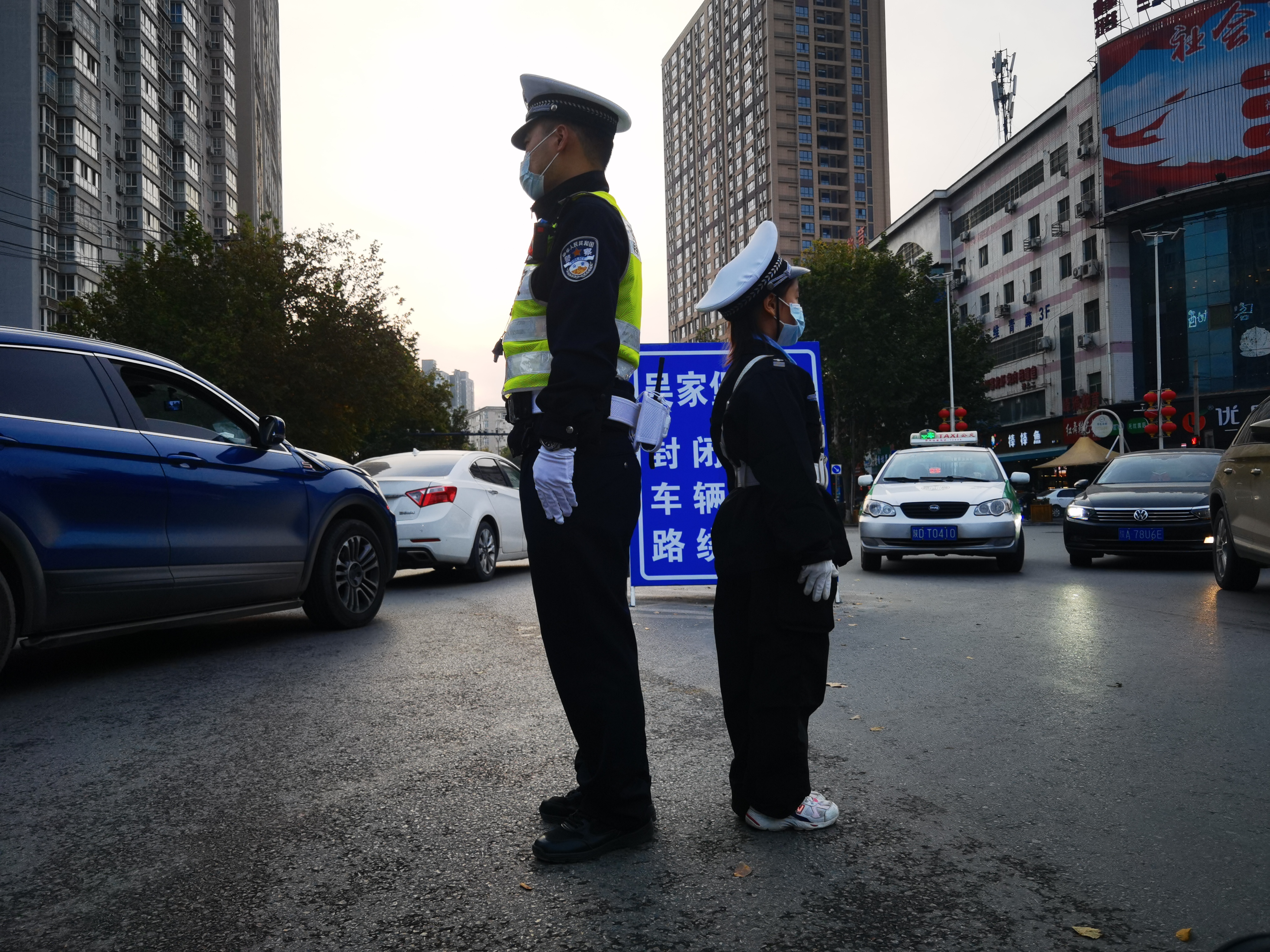 "校园小交警"十字路口体验执勤_本地民生_咸阳视听网