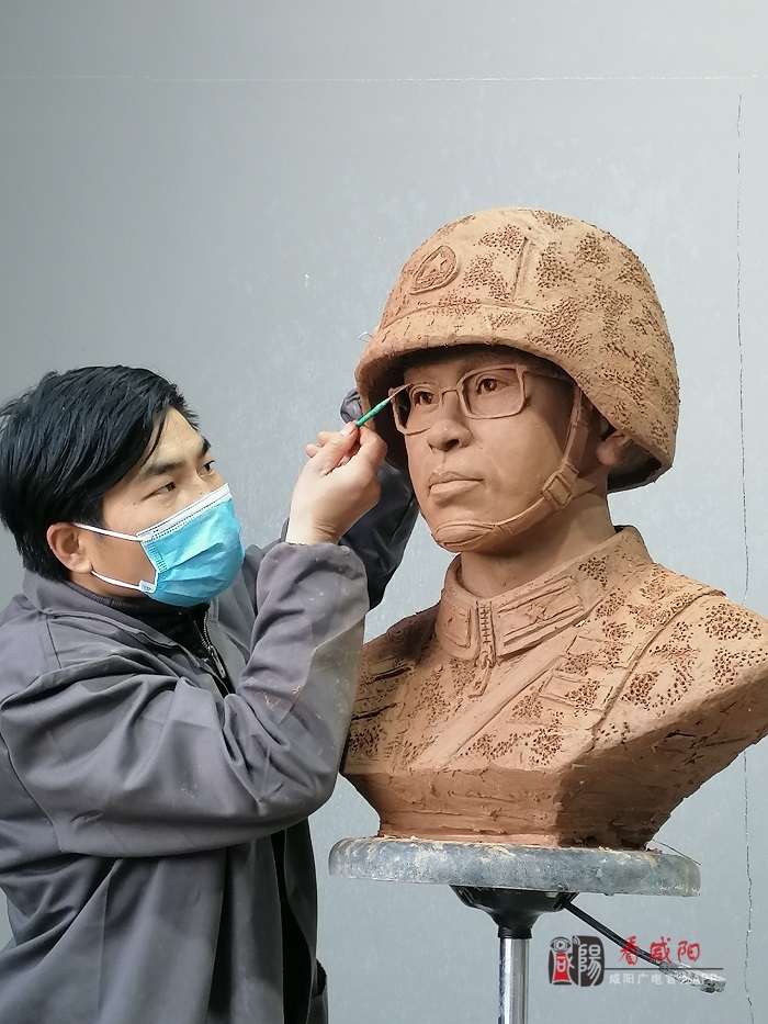 兴平艺人杨选再次用泥塑致敬卫国戍边英雄